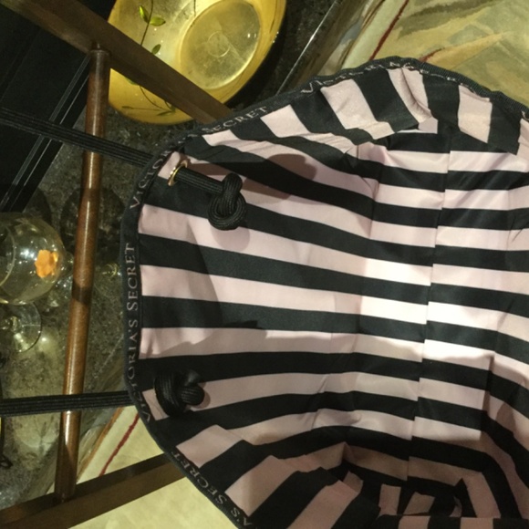 Nwt Victoria Secret Tote black revesable - Picture 4 of 5